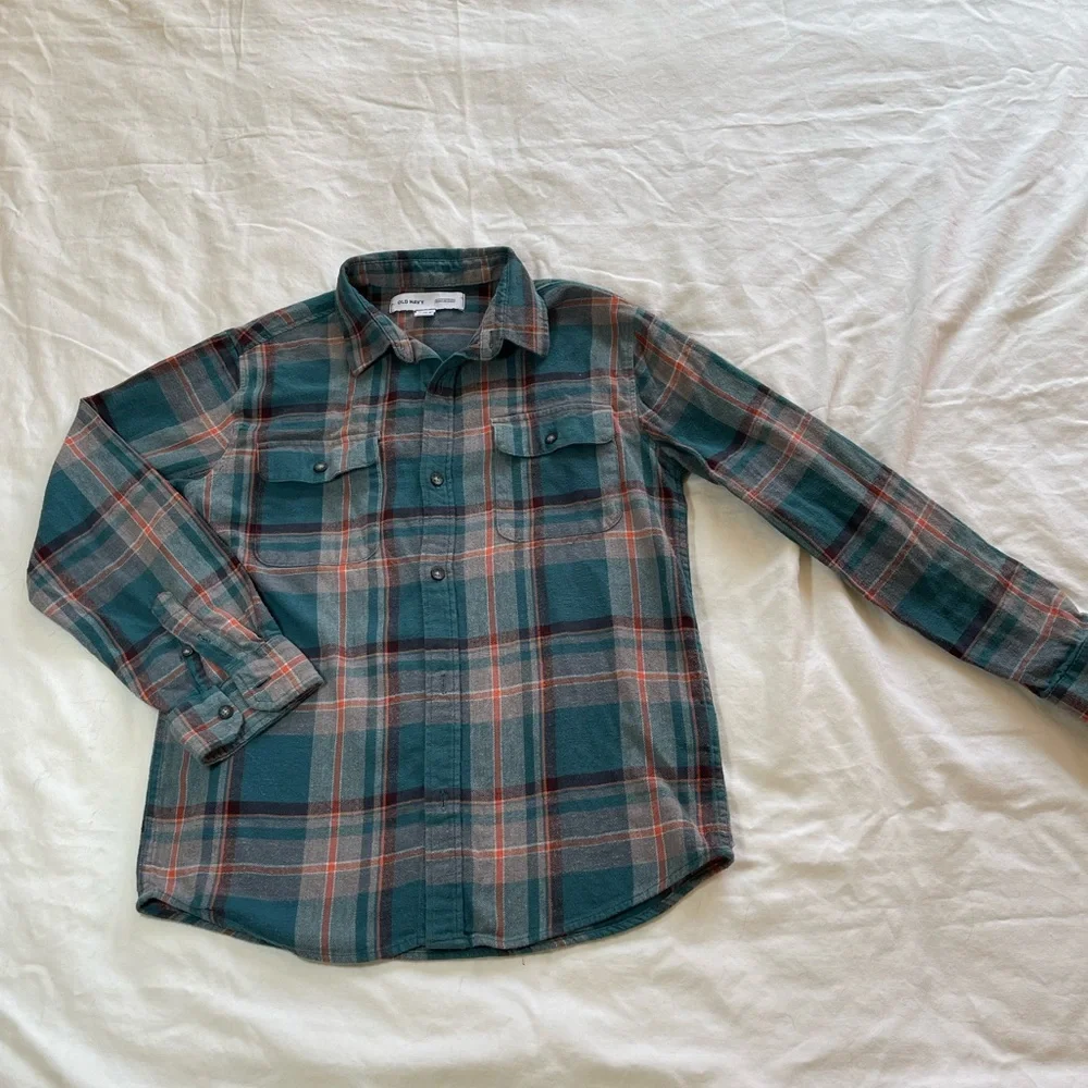 Kids/unisex Old Navy flannel long sleeve shirt, fits women’s small